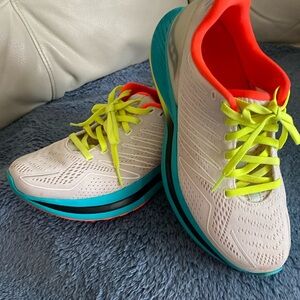 Womens saucony 8.5 endorphin